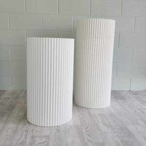 Ribbed plinth in white